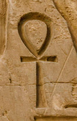 El Ankh milenario grabado en la piedra sagrada: Llave de consciencia eterna y observador neutro